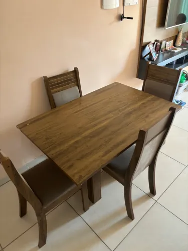 Vendo mesa com 4 cadeiras 250 reais