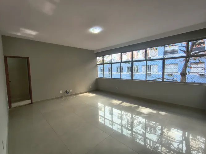 Aluguel: Apartamento Espaçoso e Super Bem Localizado em Copacabana!