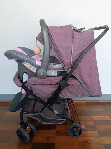 Carrinho de bebê Cosco e bebê conforto