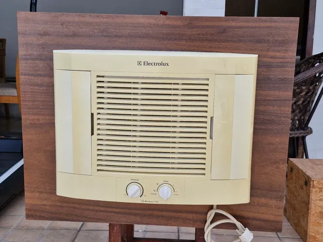 Ar condicionado Electrolux 7500btu. Vai acompanhando a moldura de MDF