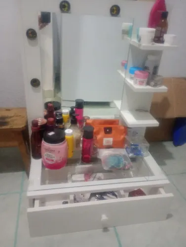 Penteadeira MDF com espelho $250