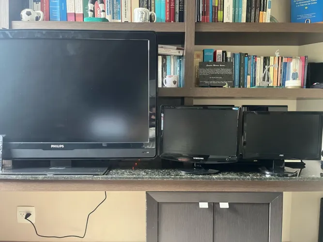 TV Philips 42 + 2 monitores