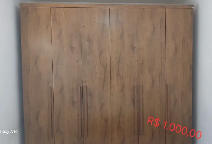 Mesa, sofá, estante, rack, quadro, armário, guarda-roupa, criado mudo, espelho e TV