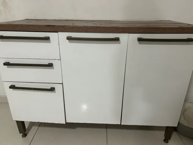 Armário de cozinha com 3 gavetas e 2 portas