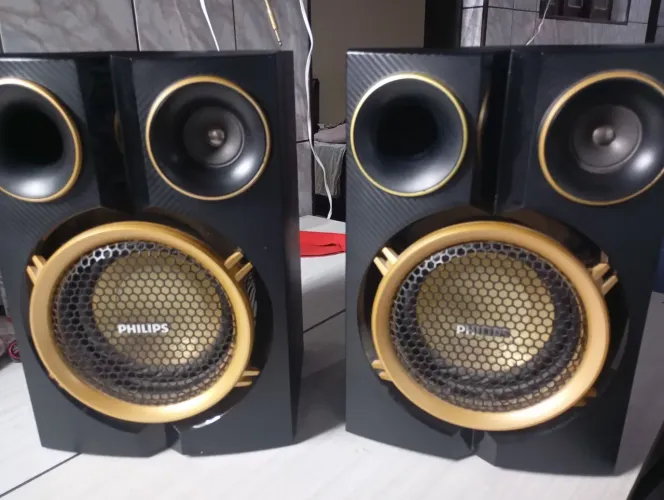 Caixa de som Philips nova.