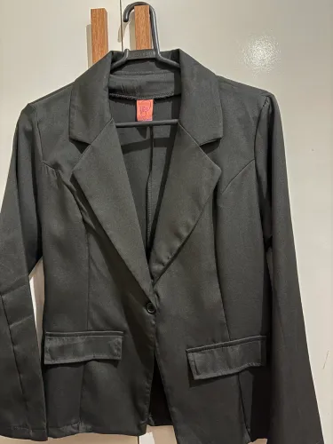 Blazer preto, tamanho M, em perfeito estado, usado apenas uma vez
