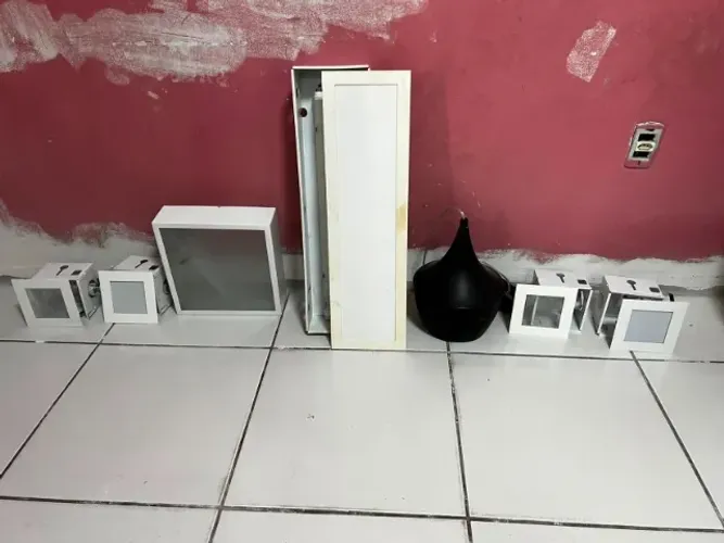 Luminárias diversas e lustre para mesa de jantar.