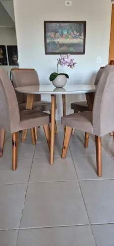 Mesa de Jantar Redonda Tampo Vidro 108x108 Off White Pés Oblongo em madeira maciça