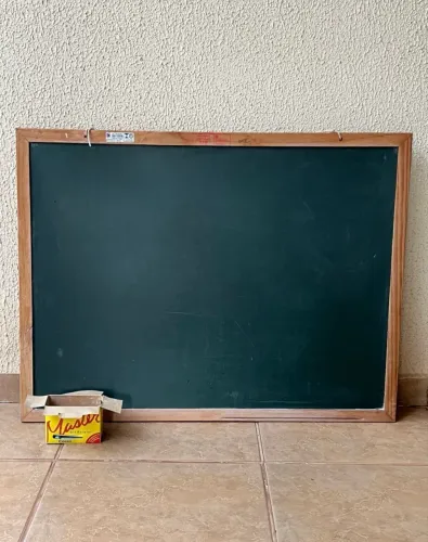 quadro negro / lousa escolar + caixa de giz