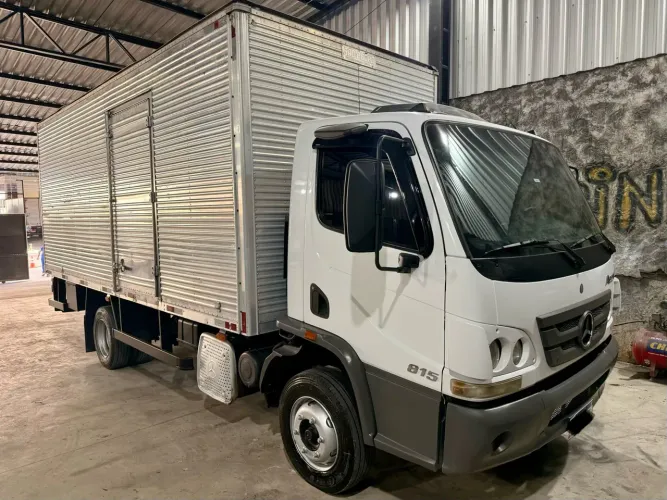 Caminhão Mercedes Accelo 815 com baú