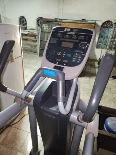 Precor AMT 835 em excelente estado