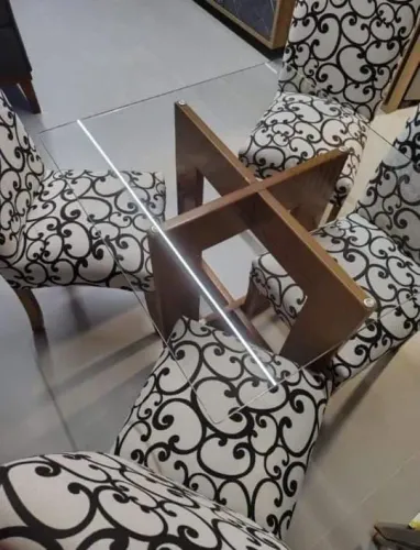 Mesa com tampo de vidro e quatro cadeiras