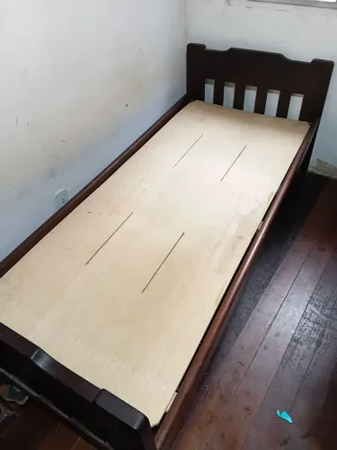 Cama de solteiro de madeira de lei maciça