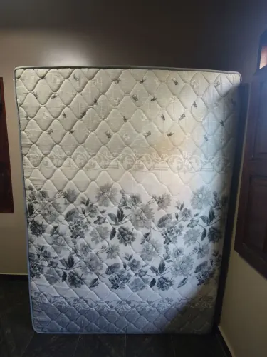VENSO CAMA DE CASAL POUCO USADA