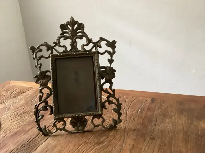 Porta retrato antigo em Bronze maciço - estilo rococó com vidro original
