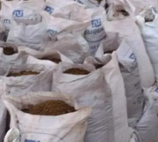 Saco de esterco para adubar plantas