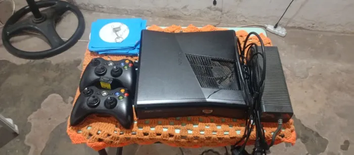 Vende-se ,Xbox 360 desbloqueado,com 2 controles originais,+jogos .