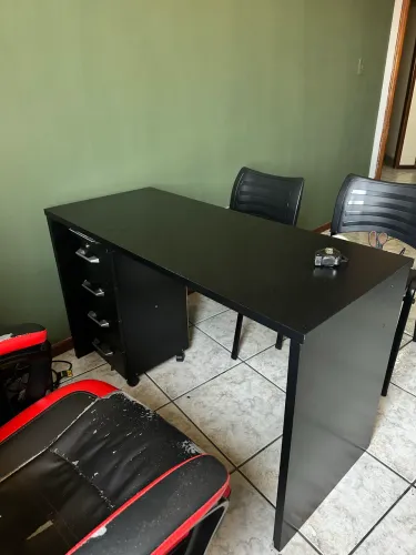 mesa de escritório com gaveteiro e armário multifuncional