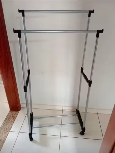 Arara dupla para roupas e calçados, com rodinhas