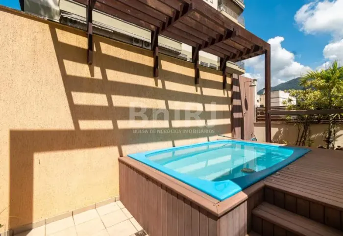 BANDEIRA DE MELLO VENDE NA LAGOA COBERTURA DUPLEX REFORMADA COM SALÃO 02 QUARTO E UMA SUÍT