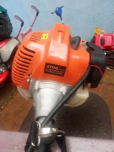 Máquina de cortar grama Stihl potência 250 