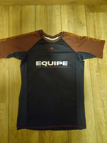 Camisa marrom de jiu-jitsu tamanho M