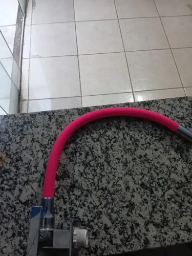 Torneira flexível rosa