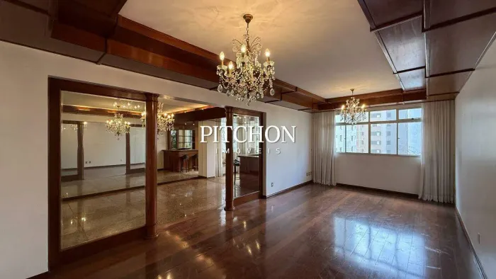 Onde a Elegância Atemporal Encontra o Endereço Perfeito: 289 m² de Exclusividade na Rua Ri