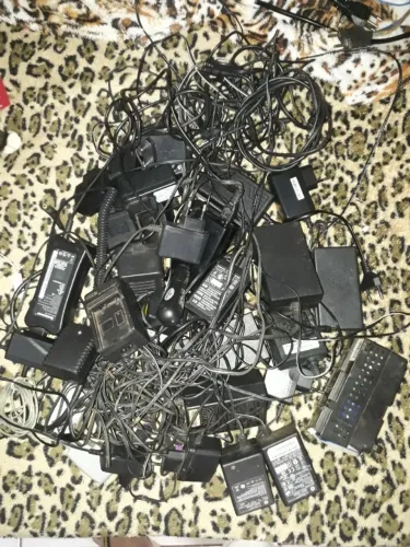 FONTES DIVERSAS, NÃO SEI QUAL A FONTE DO SEU APARELHO, MANDE UMA BOA FOTO DA ETIQUETA DELA