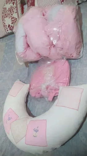 Kit de bolsas maternidade e kit de berço e almofada amamentação