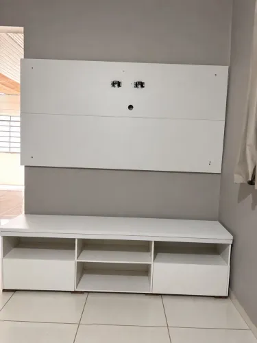 Rack com painel de TV
