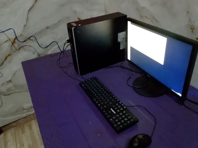 Pc, monitor, cabo de força, mouse e teclado