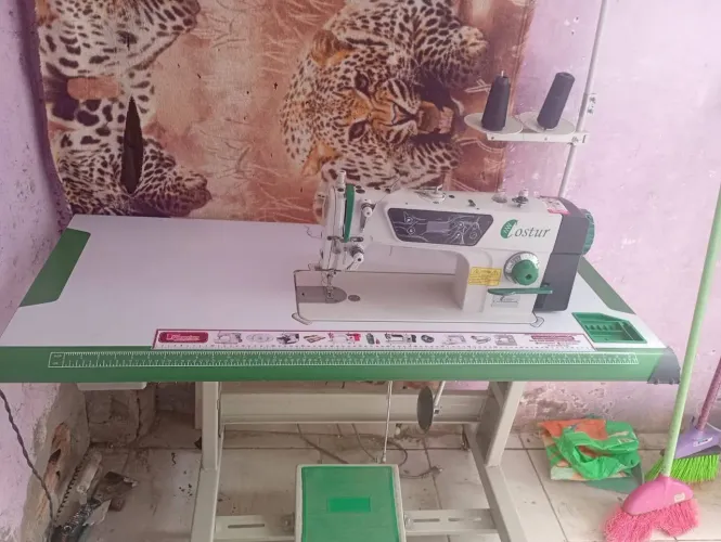Vendo uma máquina de costura muito nova peço 2300 pouco tempo de uso