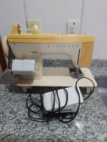 Máquina de Costura Singer Antiga.
