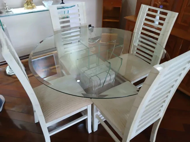 Mesa com  pés de mármore 