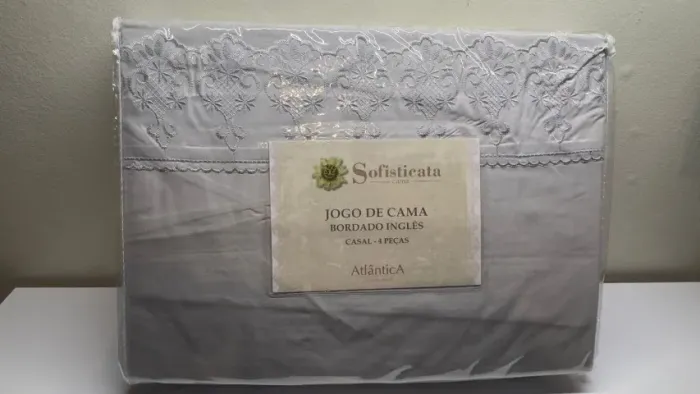 Jogo de Cama Casal Sofisticata Bordado Inglês cor PRATA(4 peças) da marca Atlântica