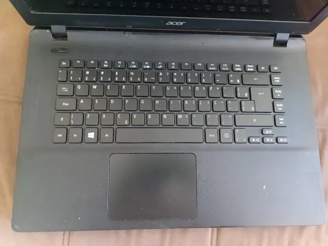 Carcaça e a tela intacta do notebook Acer