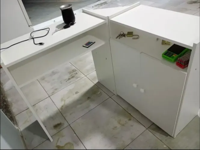 Vendo mesa de manicure em L