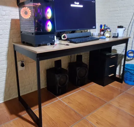 Vendo mesa nova, para computador e notebooks.