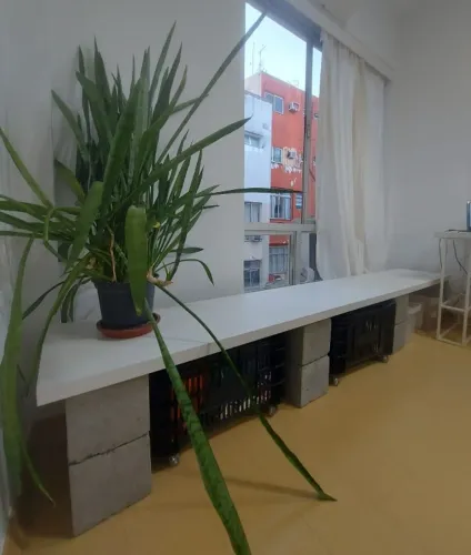 BANCO EM COMPENSADO DUPLO REVESTIDO EM FORMICA BRANCA COM PÉS EM BLOCOS CIMENTICIOS