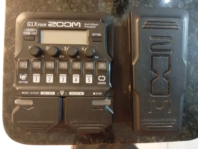 Pedaleira Zoom G1X four