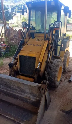 Mini retroescavadeira JCB 1CX cabinada 