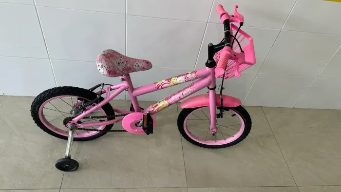 Bicicleta aro 16 rosa com adesivos da Barbie