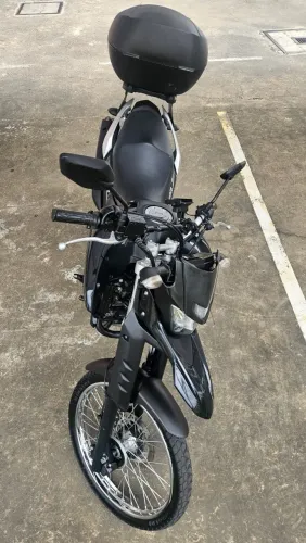 Yamaha XTZ 250 Lander 2022 Preta + Baú GIVI V40 e Kit Coyote (R$ 2.450 em acessórios)