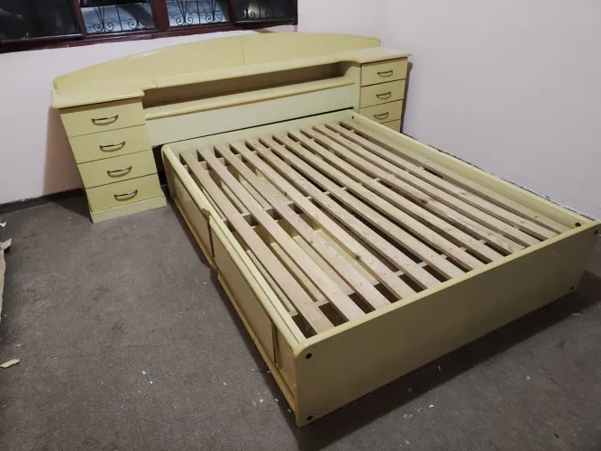 Cama de casal padrão madeira com gavetas e cabeceira bem conservada ((ENTREGO GRATIS))