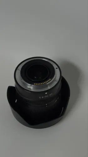 Nikkor Z 24-70mm f/4 S - Com marcas no elemento frontal