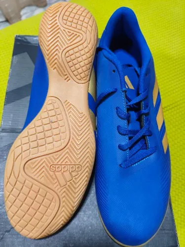 Chuteira futsal Adidas, Zerada