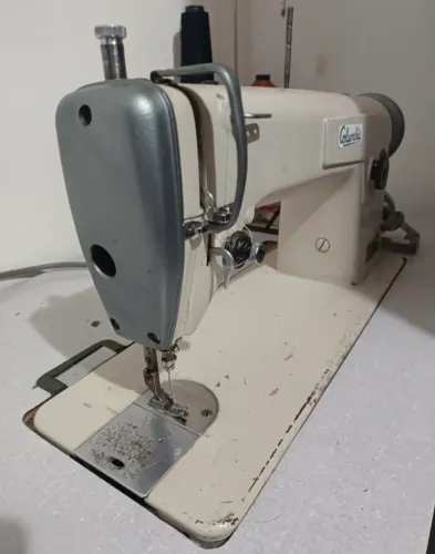 Máquina de costura reta industrial