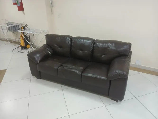 Sofá três lugares super confortável 