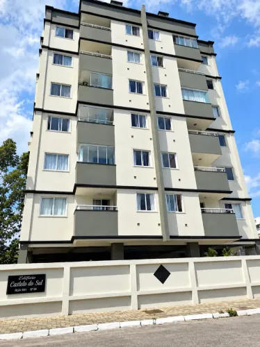 Apartamento de 02 dormitórios sendo 01 suite com garagem privativa e churrasqueira na saca